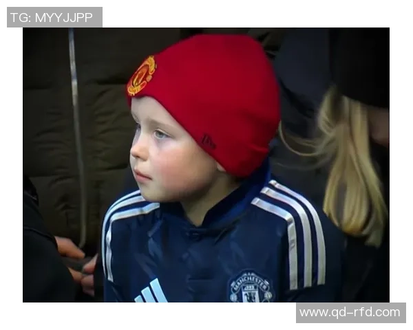 足球明星与小球迷亲密互动暖心瞬间 球场外的真实友爱故事