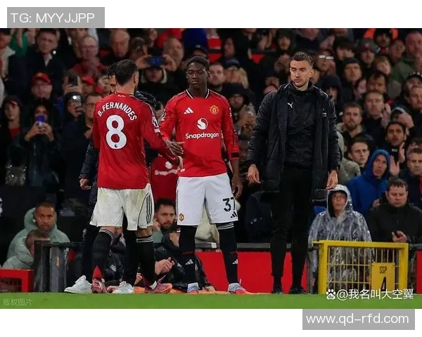 曼联退役球星足球友谊赛精彩上演 球迷回忆经典瞬间共襄盛举