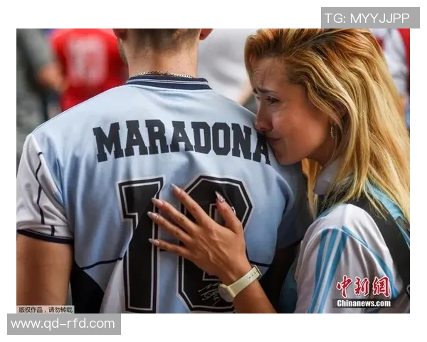 泪别绿茵传奇球星球迷深情送行见证最后时刻