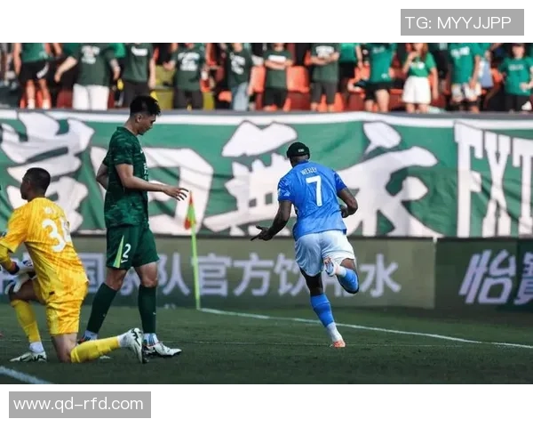 足球巨星赛场怒火难控引发争议媒体热议球迷态度两极化